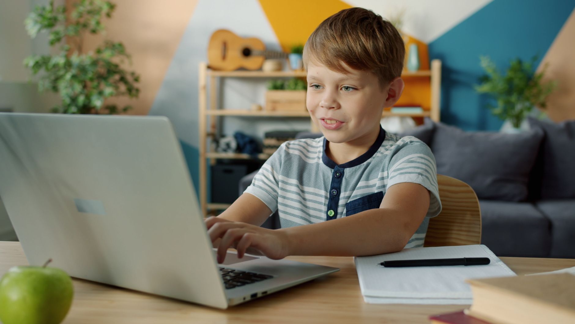 Ilustracja: Co to jest e-learning i jak korzystać z niego skuteczni Co to jest e-learning i jak korzystać z niego skutecznie - zdjecie w tresci