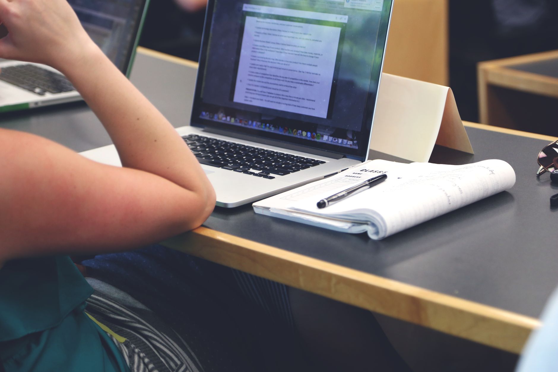 Jak rozpoznać wartościowy kurs online: kryteria, które oddzielają naukę od marketingu - zdjecie w tresci