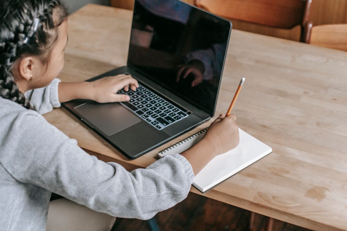 Edukacja w zakresie technologii informacyjnych: przewodnik po ścieżkach nauki online - ilustracja artykulu
