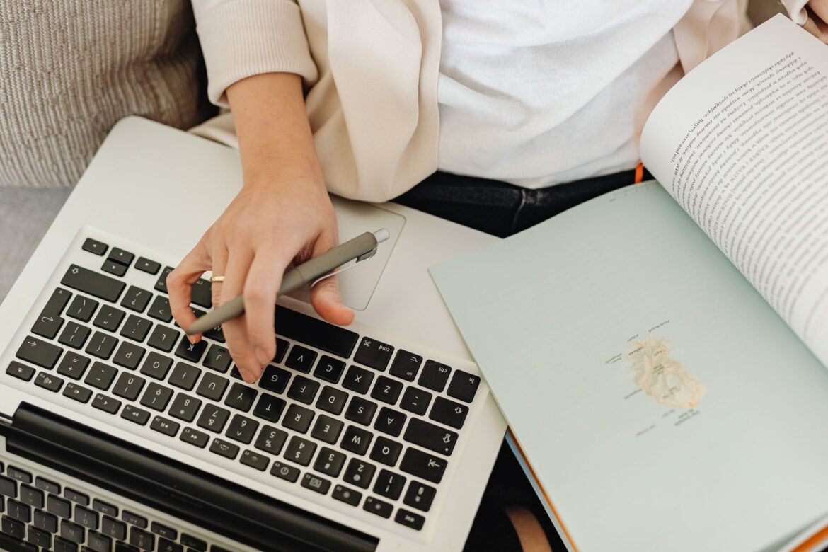 Jak wybrać kurs online dla siebie: 7 kryteriów, które naprawdę mają znaczenie - ilustracja artykulu